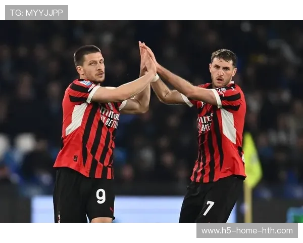 AC米兰反击速度惊人,莱奥贴地射进球门 AC米兰反击速度惊人,莱奥贴地射进球门