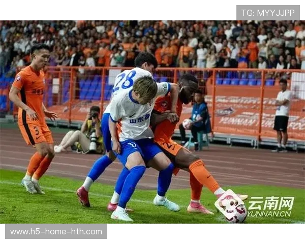 云南玉昆前场节奏完全打开,形成高密度压迫 云南玉昆前场节奏完全打开,形成高密度压迫